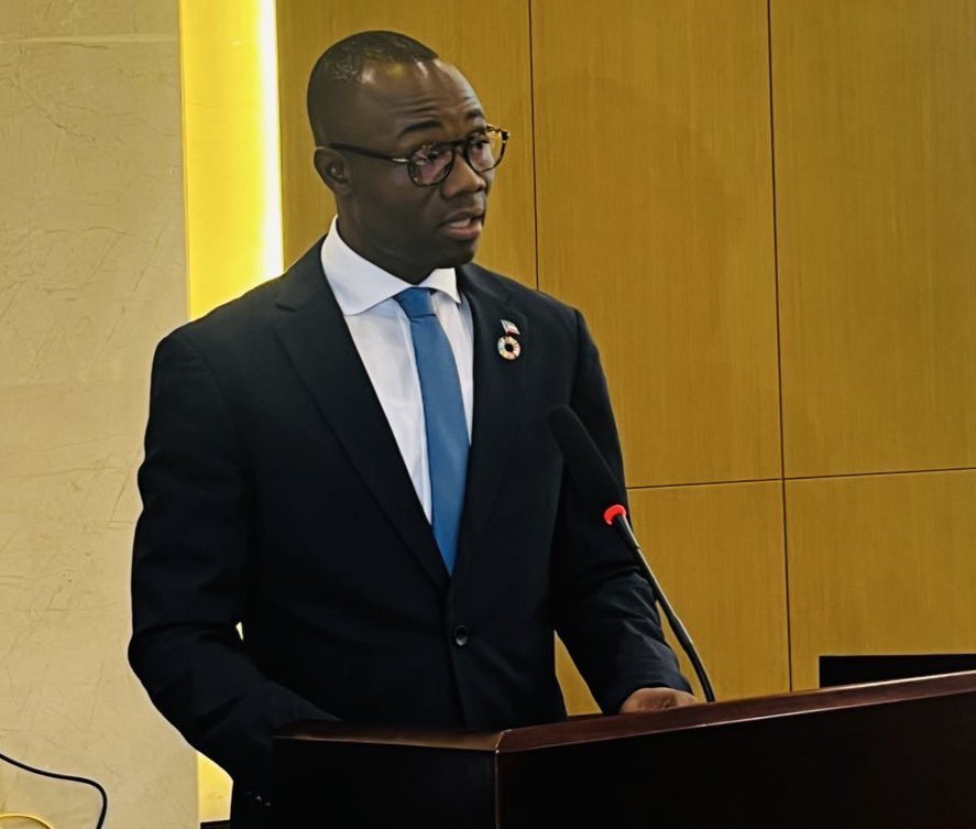 Edjang_Ruben's tweet photo. El trabajo es un derecho que conlleva obligaciones. 

Hoy felicito a los que, con disciplina y compromiso, trabajan cada día por una G.E🇬🇶 mejor.

El desarrollo se construye cumpliendo con responsabilidad las obliagaciones de cada uno dentro de su ámbito de competencia.

#1DeMayo https://t.co/JgOAMkaO3i