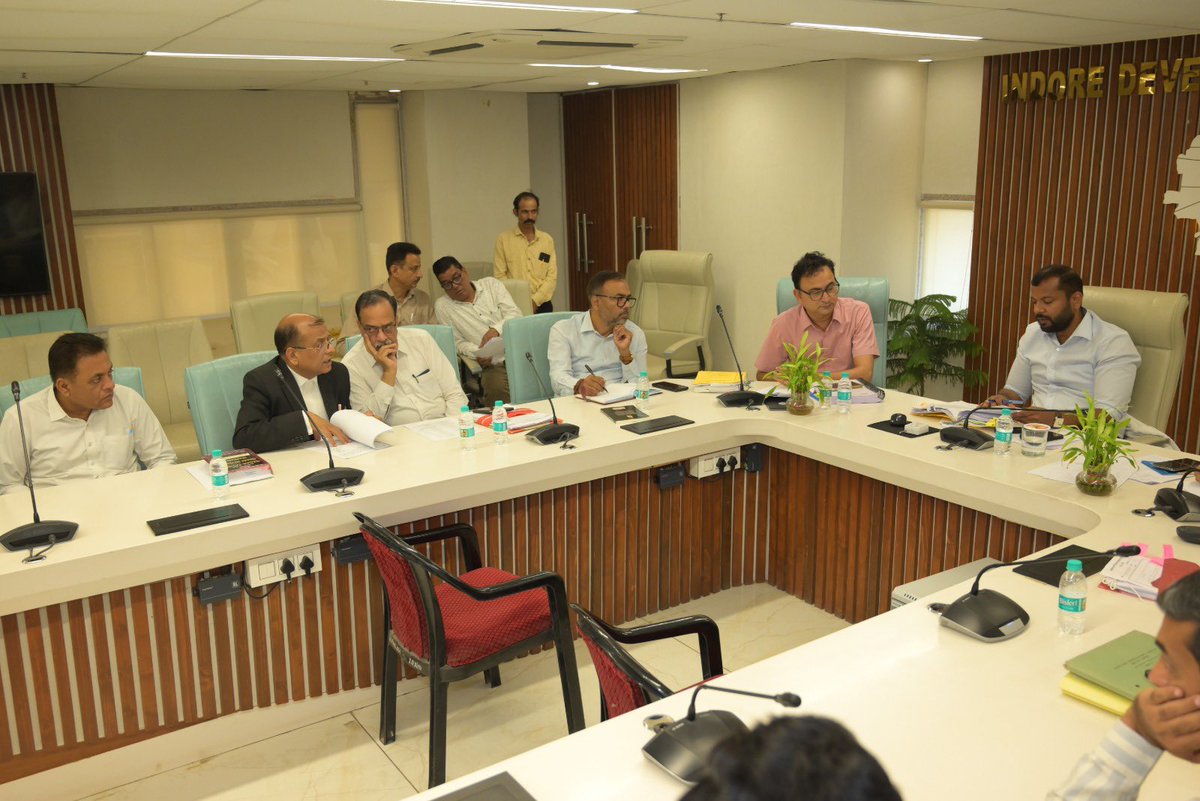 धारा 51, 52 के तहत शासन से प्रत्यावर्तित प्रकरणों पर आज प्राधिकरण की प्रचलित योजनाओं के अंतर्गत सुनवाई हुई। मुख्य कार्यपालिक अधिकारी डॉ. परिक्षित झाड़े ने सभी पक्षकारों को सुनकर, वैध अनुमतियों व स्थल जांच के आधार पर प्रतिवेदन तैयार कर बोर्ड के समक्ष प्रस्तुत करने के निर्देश दिए।