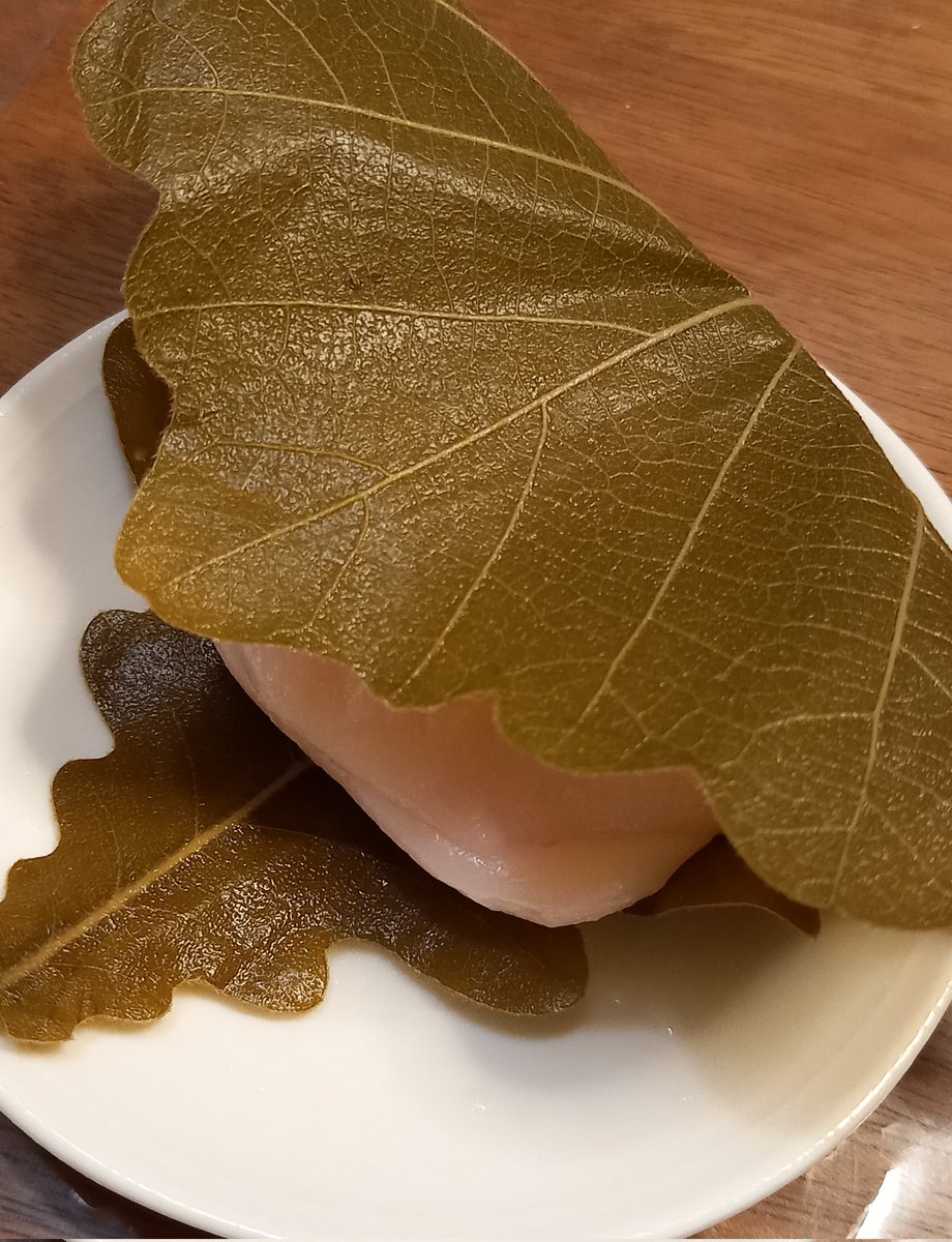 5月になり、一足お先に季節先取りの柏餅。以前ボスから「うちは女系家族だから柏餅は縁がないよ。食べないよ」と言われて驚きました。食べてよいのに。
私はミソ派。最近はミソ味を作らない和菓子屋さんもあって残念です。
5日は大行列が予想されますが、また食べたい季節ものです。
