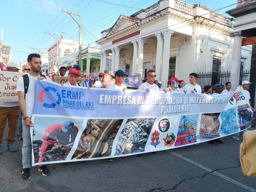 ErmpR89136's tweet photo. "El trabajo ha hecho al hombre, el trabajo hace también al Revolucionario"! https://t.co/Sz6dGOYwl7