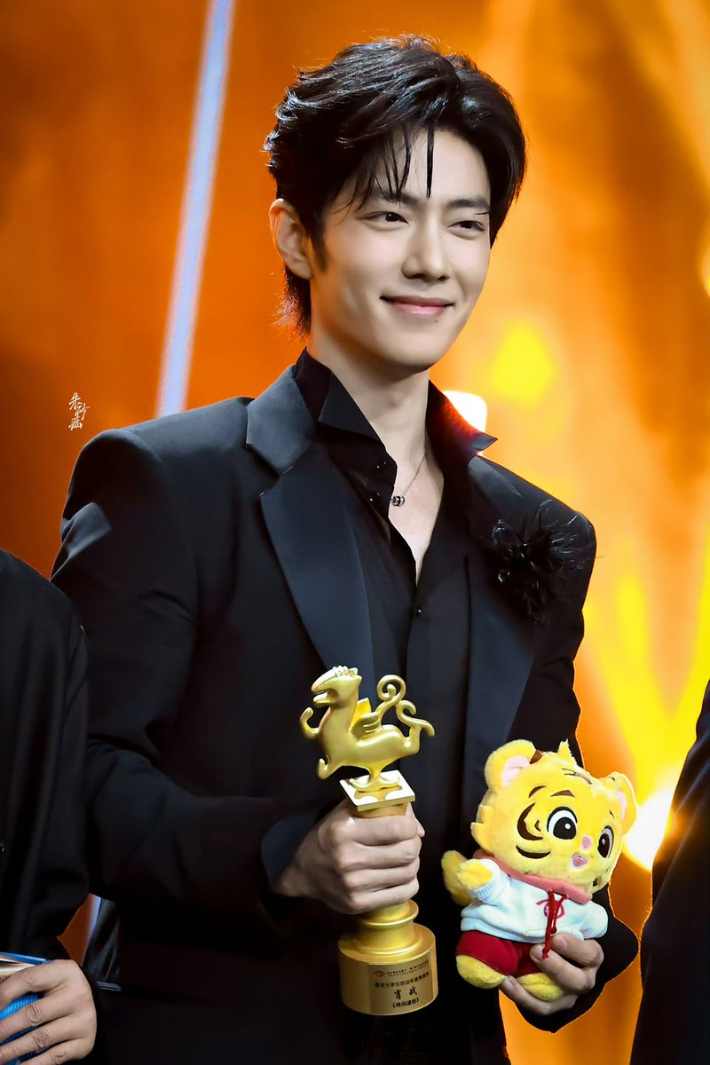 IamAva1005's tweet photo. Beijing College Student Film Festival – BCSFF

เทศกาลภาพยนตร์นักศึกษาปักกิ่ง ก่อตั้งขึ้นในปี 1993 ภายใต้การสนับสนุนของหน่วยงานระดับชาติของจีน และจัดโดยมหาวิทยาลัยครูปักกิ่ง คือเทศกาลภาพยนตร์ระดับประเทศแห่งแรกของจีนที่มีนักศึกษาเป็นศูนย์กลางอย่างแท้จริง

🔸ปี 2004–2019 (ครั้งที่ 11–26)
มีการมอบรางวัล "นักแสดงยอดเยี่ยม" และ "นักแสดงยอดนิยม" ควบคู่กัน  สะท้อนทั้งมาตรฐานฝีมือและเสียงเลือกของผู้ชม ก่อนจะพัฒนาไปสู่การรวมเกณฑ์ให้เป็นระบบเดียว

🔸ปี 2020 (ครั้งที่ 27) งดจัดเนื่องจากโควิด

🔸ตั้งแต่ปี 2021 (ครั้งที่ 28) เป็นต้นมา
เทศกาลนี้ได้ถูกรวมเข้าเป็นส่วนหนึ่งของ Beijing International Film Festival อย่างเป็นทางการ และปฏิรูปครั้งใหญ่โดยยกเลิกรางวัล "ยอดเยี่ยม" แบบเดิม และปรับเป็นระบบ "ยอดนิยม" ที่รวมทั้ง ฝีมือการแสดง + ความสมบูรณ์ของบทบาท + เสียงตอบรับจากนักศึกษา + คุณค่าทางสังคม ไว้ในมาตรฐานเดียว ครอบคลุมทั้ง ตัวภาพยนตร์ ผู้กำกับ และนักแสดง

งานนี้เป็นเวทีที่ทางการรับรอง วงการก็ให้ความสำคัญ แถมยังสะท้อนรสนิยมคนรุ่นใหม่ด้วย เพราะงั้นการที่ #XiaoZhan ได้รางวัลนักแสดงชายจากเวทีนี้ ก็คือได้การยอมรับทั้งความนิยมและฝีมือการแสดงแบบแน่นๆ เลย