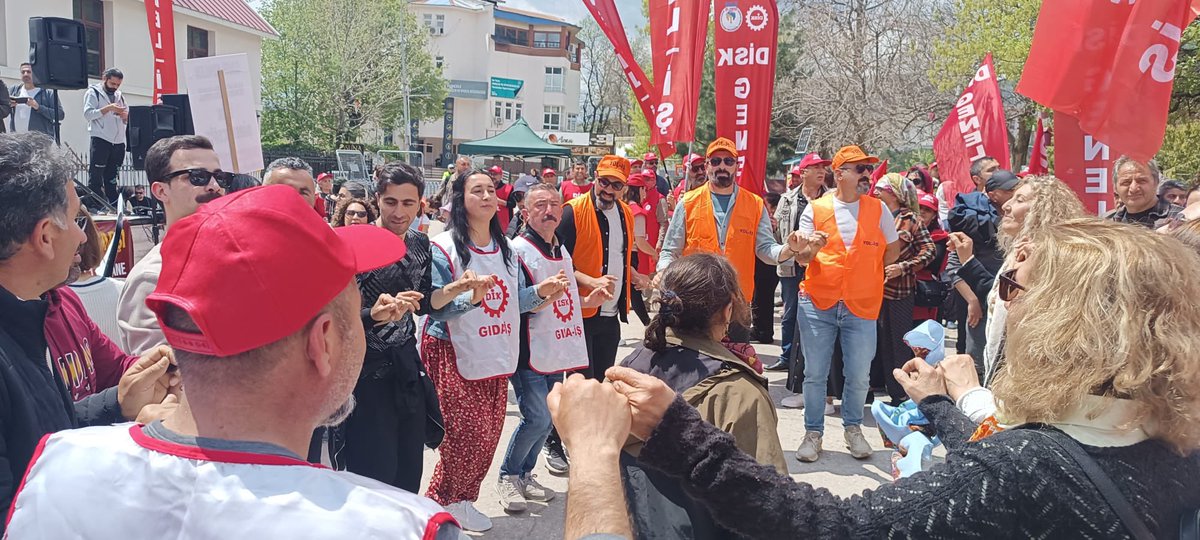 diskgidais's tweet photo. İşini Ekmeğini Doğasını savunmak için #1Mayıs alanına çıkan Munzur Su işçileri

📍Dersim https://t.co/sEqb0KkWHQ