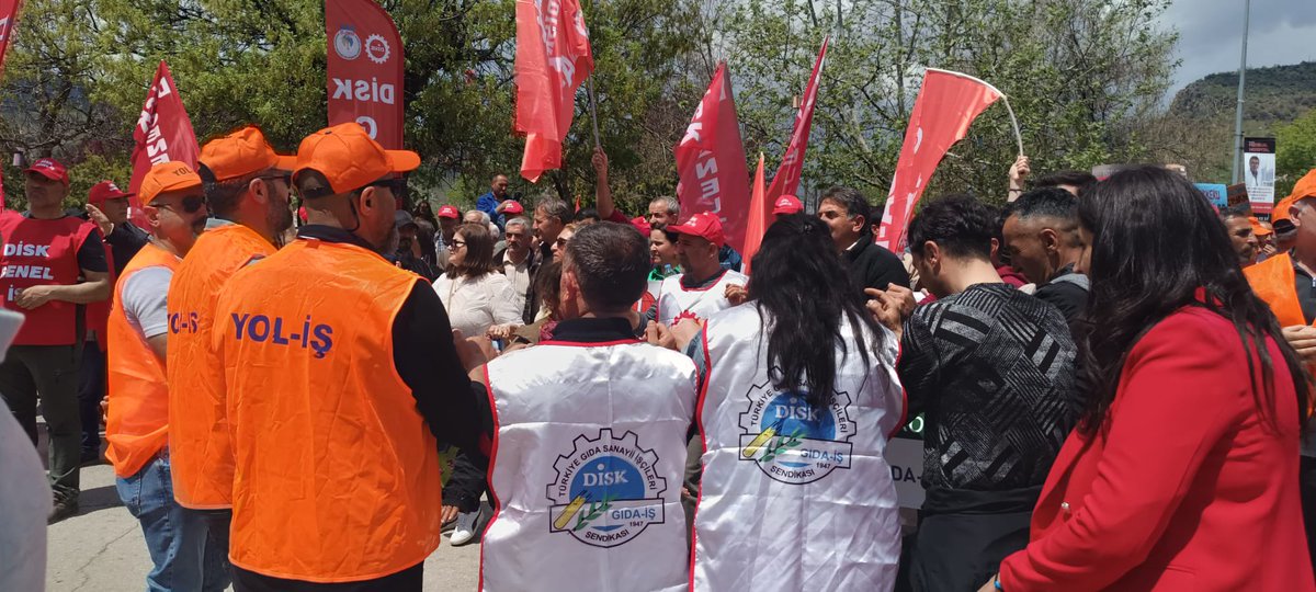 diskgidais's tweet photo. İşini Ekmeğini Doğasını savunmak için #1Mayıs alanına çıkan Munzur Su işçileri

📍Dersim https://t.co/sEqb0KkWHQ