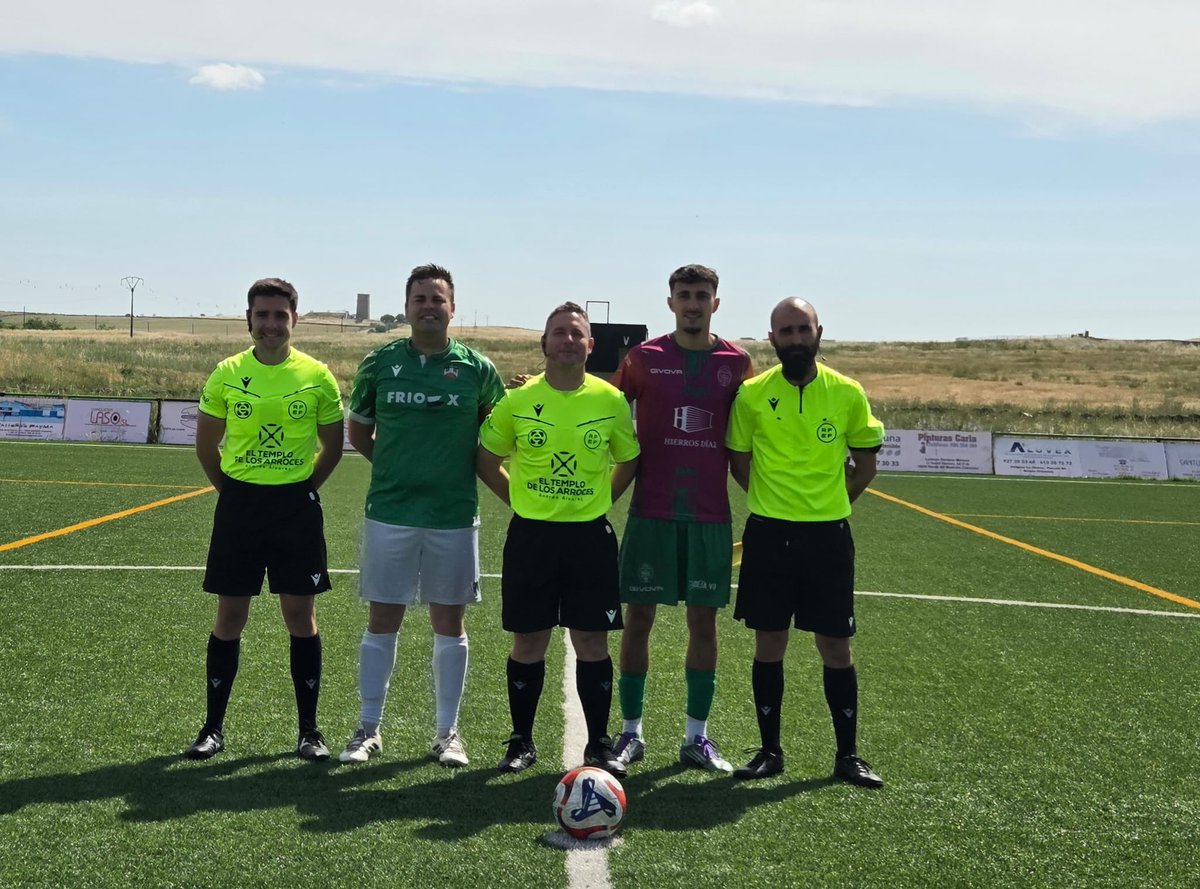 FutbolArbitros's tweet photo. 🏆  #LigaAlma

⚽️ @CP_Brocense 🆚 @ciudaddeplasenc 

⚖️ Árbitros de la delegación de Cáceres

📸 @CP_Brocense https://t.co/BNP1nKboEN