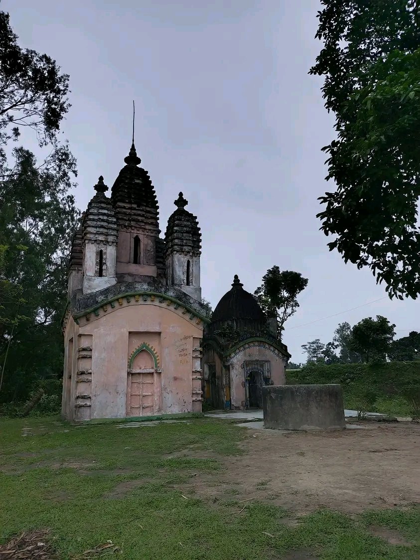 নদীর ধারে নিঃশব্দ ইতিহাস

উত্তরের জেলা দিনাজপুর-
দিনাজপুরের কর্ণাই গ্রামের পাশ দিয়ে বয়ে চলা ঢেপা নদী।এ নদীর তীরে দাঁড়িয়ে আছে অপরূপ প্রকৃতির মাঝে এক পুরনো বিষ্ণু মন্দির ও তুলশী মন্দির।
এক সময় এই মন্দির ঘিরে ছিল জনবসতি।ৃ, আর নদীর পশ্চিম পারে ছিল একটি প্রাণচঞ্চল গ্রাম। কিন্তু
