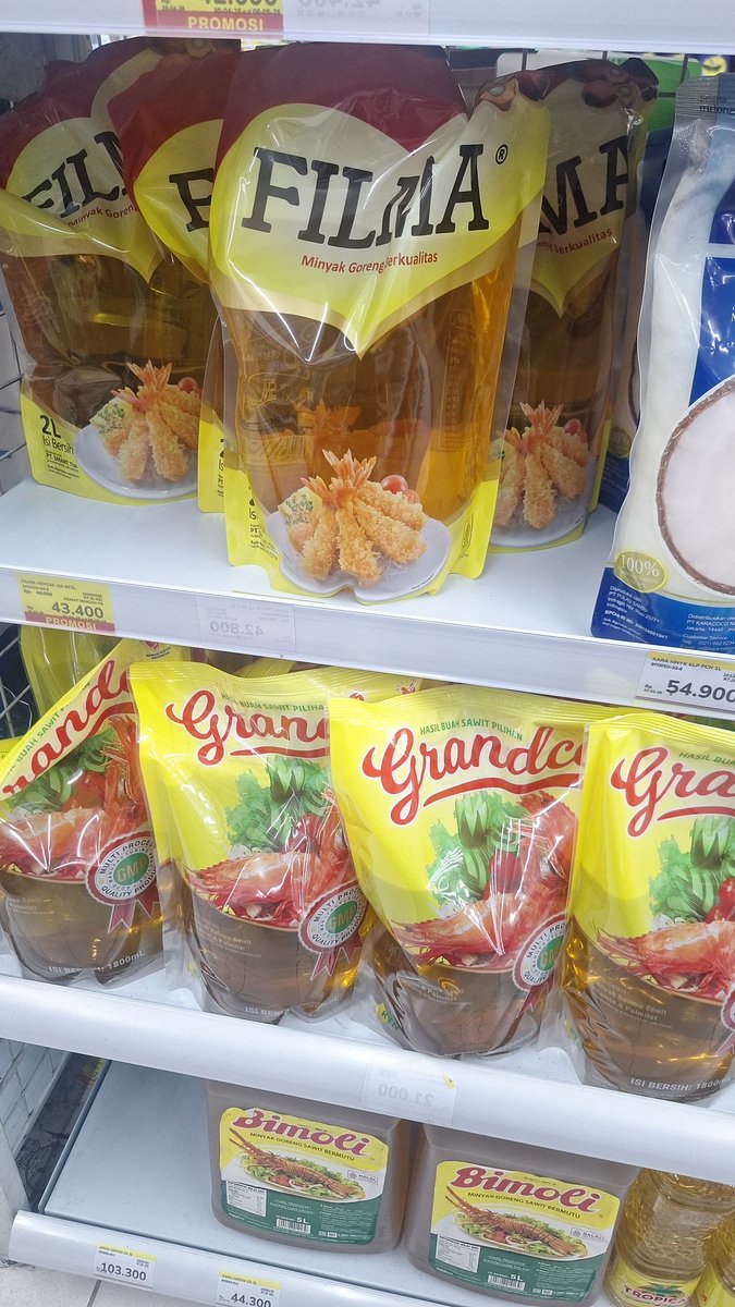 laputaama__'s tweet photo. ceritanya mau beli minyak goreng

*lagi dikasir
gw : berapa kak? (nyodorin sebungkus minyak goreng f)
kasir : maaf kak, yang ini tidak dijual, minyaknya buat stok kami goreng ayam
gw : lah, semuanya kak?
kasir : iya kak
gw : ?????? 

lalu berakhir tidak jadi beli minyak 🙃 https://t.co/EUzj1i8VGA