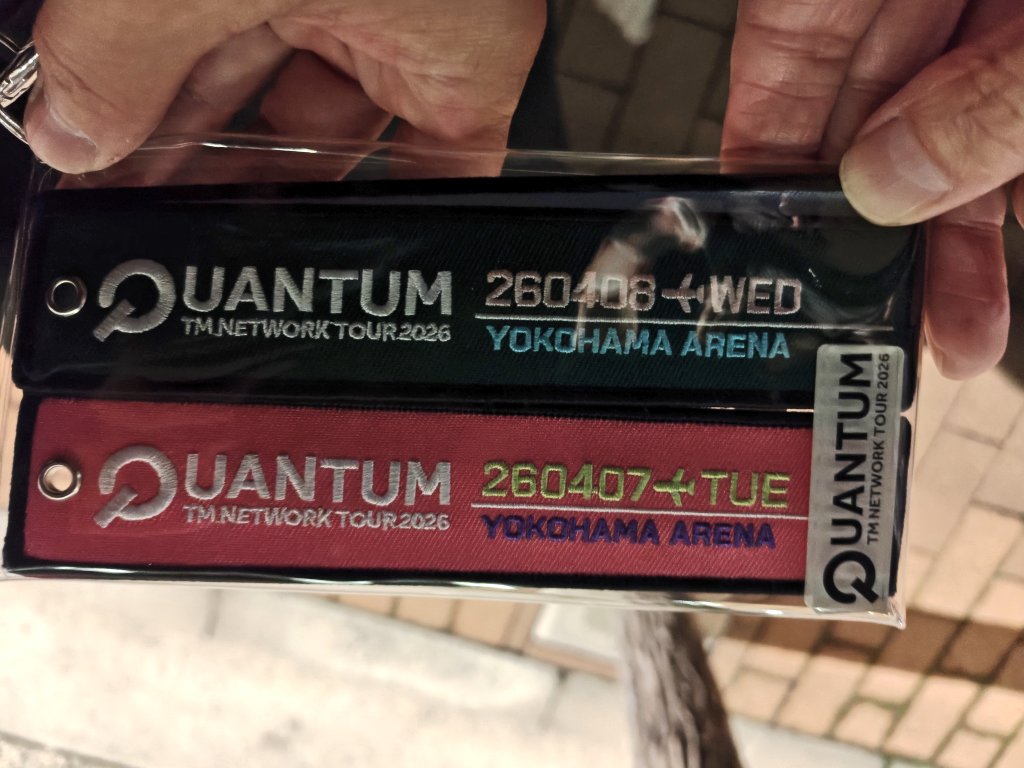 本日、有明アリーナ付近でこれを落としてしまいました。ダイソーのクリアポーチに、立川初日・神戸・浜松のフライトタグが入れてあります。
もし見かけた方いらっしゃったらご一報ください。
#TMNETWORK
#QUANTUM
#FANKS
#落とし物
