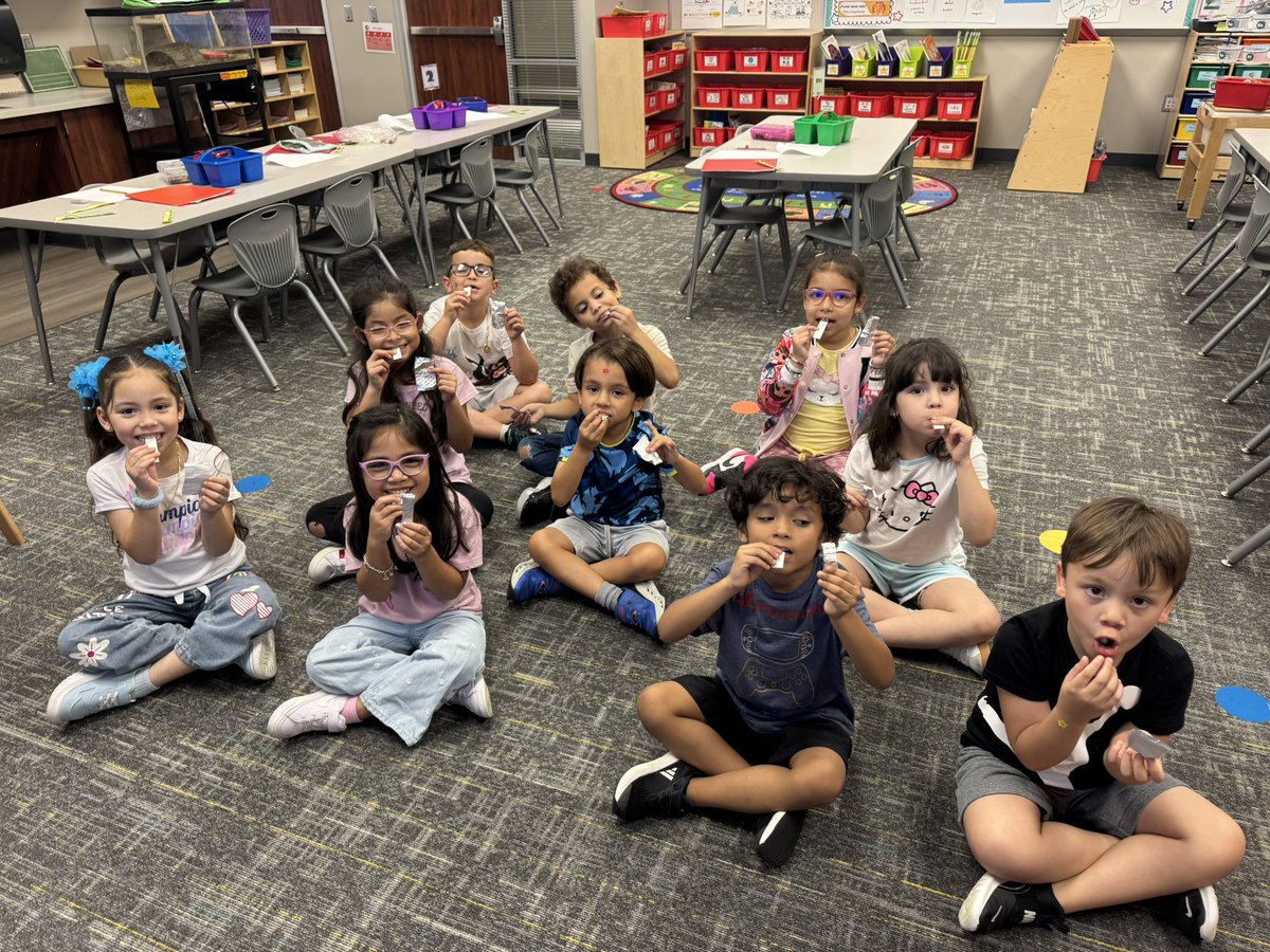 MsRios_bil's tweet image. Aprendiendo de las tortugas terrestres 🐢 y día de chicle! #Kindergarten #bilingual #MRobPride @MRobinsonElem