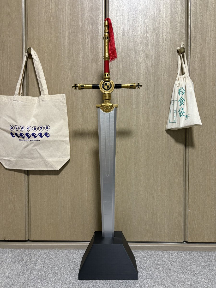 geroriann's tweet photo. 姫様拷問の時間ですのエクスと姫様の王冠が完成しました👑
（アニメ2期最高でしたね）
って事で拷問（プレゼント企画）の時間です‼️
ルールはこのツイートを「引用リツイート」してとっておきの秘密を話してもらうぞ🔥
1番凄い秘密を話してくれた人に聖剣と王冠をプレゼントするぞ❗️
期間は5/6日まで☠️ https://t.co/JuSsyR3UFR