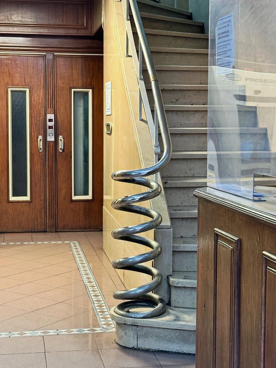 archpng's tweet image. A handrail with a sense of humor.

Spotted in a commercial building lobby in downtown Buenos Aires, this staircase detail turns an ordinary safety element into something almost sculptural.

📸 @cremedelacremeba (IG)
