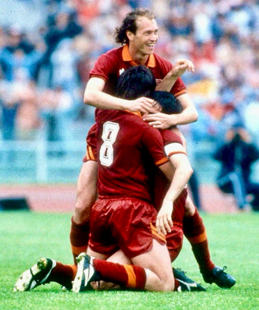 ASRomaNostalgia's tweet image. 📅 1 maggio 1983: Roma-Avellino 2-0
"Quel giorno in cui pure il cielo sembrò piegarsi per abbracciare Ago" 💛❤️
#ASRoma #1Maggio