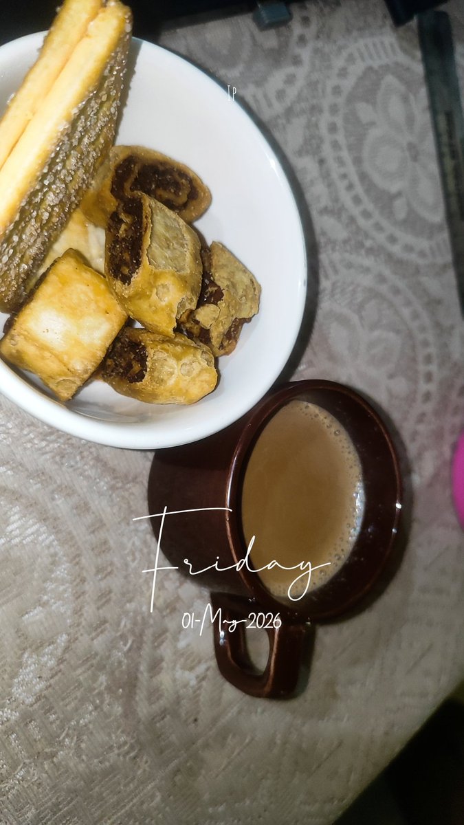 ItismitaCodes03's tweet photo. Tea and Snacks 🥨🤤 #Vakarwadi from pune 
#chitale https://t.co/eJzCqX2BTS