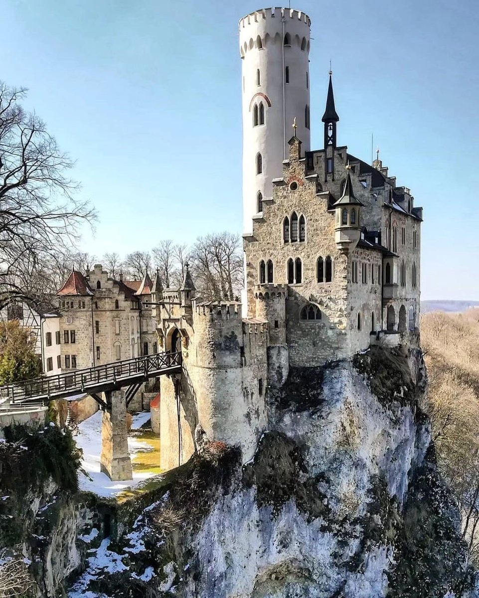 world_tourists_'s tweet image. 📍 Lichtenstein Castle, Germany 🇩🇪 
       Perched on a cliff, Lichtenstein is a 19th-century Gothic Revival castle, offering breathtaking views and a fairy-tale atmosphere.