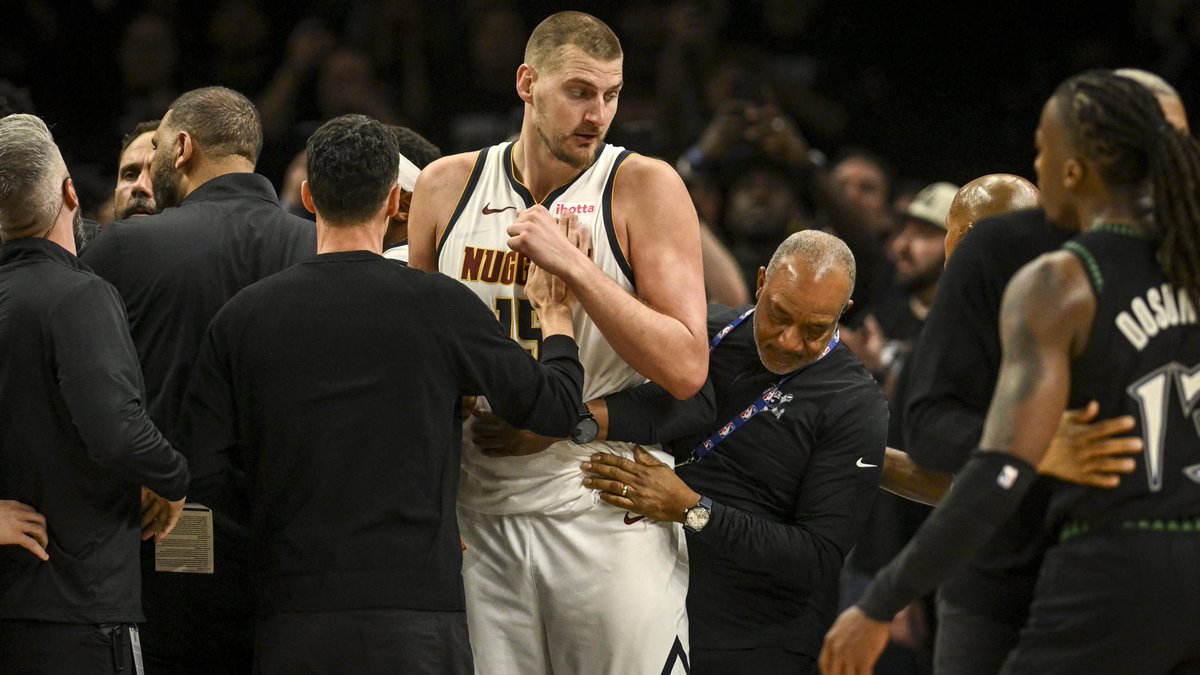 ALORS. OUI, Jokic fait une mauvaise série contre Minnesota cette année et a une grosse part de responsabilité dans l'échec.

Par contre, vu que ça réécrit la carrière de Jokic en Playoffs pour cette élimination, petit thread pour faire un petit rappel des faits tout de même.