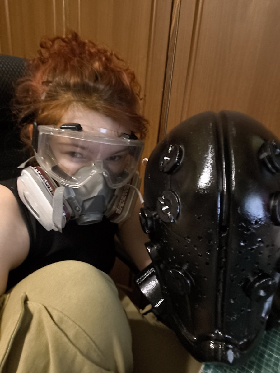 VernerVerse's tweet image. 2 days of printing, ~2 kg of plastic, a liter of dichloromethane... 
I glued forever, painted even longer.... It's HUGE 
The showcase handled it perfectly :D

See the finished helmet in my profile. Only 3 days!

#WIP #Propmaking #3DPrinting