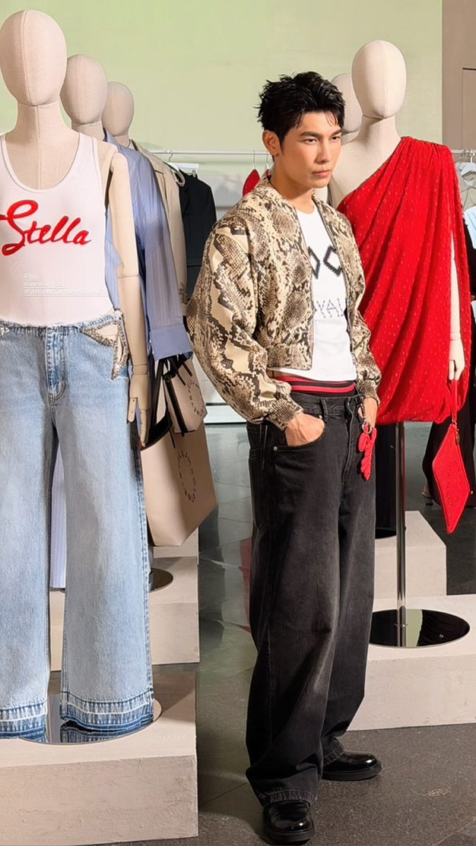 MewlionsUSA's tweet image. IG Story Update | mewsuppasit 
5.1.2026

MEW HM PHILIPPINES

#MewSuppasit 
#HM #HMThailand
#HMThailandxMEW
#StellaMcCartneyHM 
#มิวศุภศิษฏ์ @MSuppasit
#mewlions #MewlionsUSA 
#StellaMcCartneyHMxMew