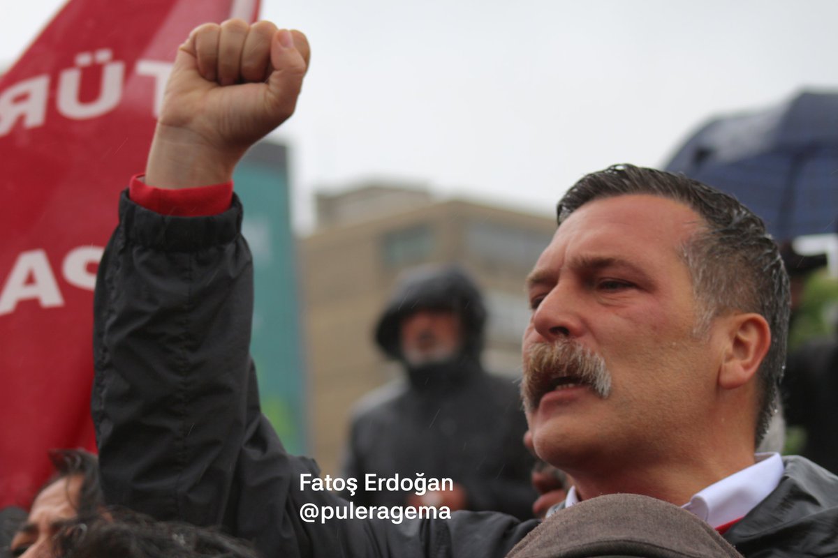 puleragema's tweet photo. #1Mayıs 
#1Mayıs2026
Mecidiyeköy

TİP Genel Başkanı Erkan Baş omuz omuza mücadele ettiği Bağımsız Maden-İş üyesi işçilerin baretini hiç bırakmadı. https://t.co/FsKikzUkiC