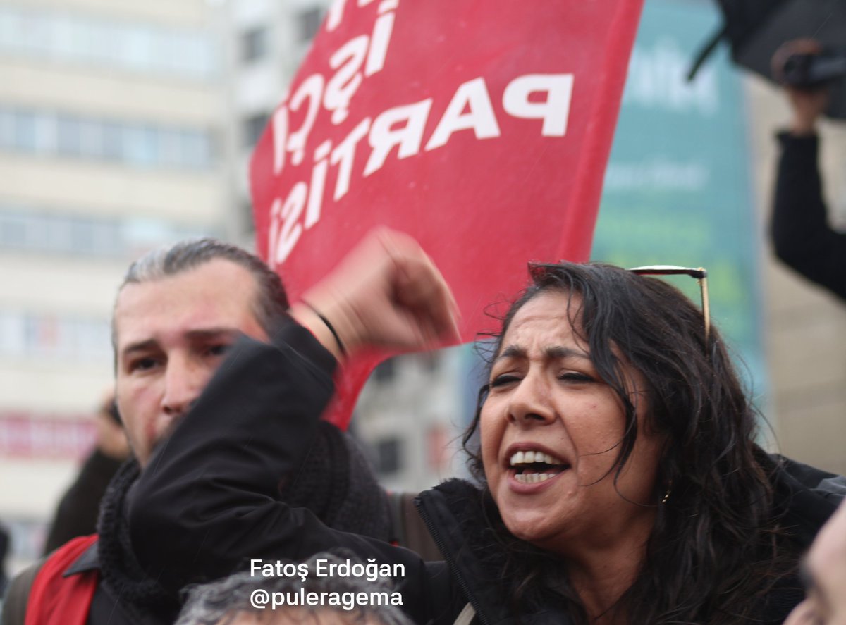 puleragema's tweet photo. #1Mayıs 
#1Mayıs2026
Mecidiyeköy

TİP Genel Başkanı Erkan Baş omuz omuza mücadele ettiği Bağımsız Maden-İş üyesi işçilerin baretini hiç bırakmadı. https://t.co/FsKikzUkiC