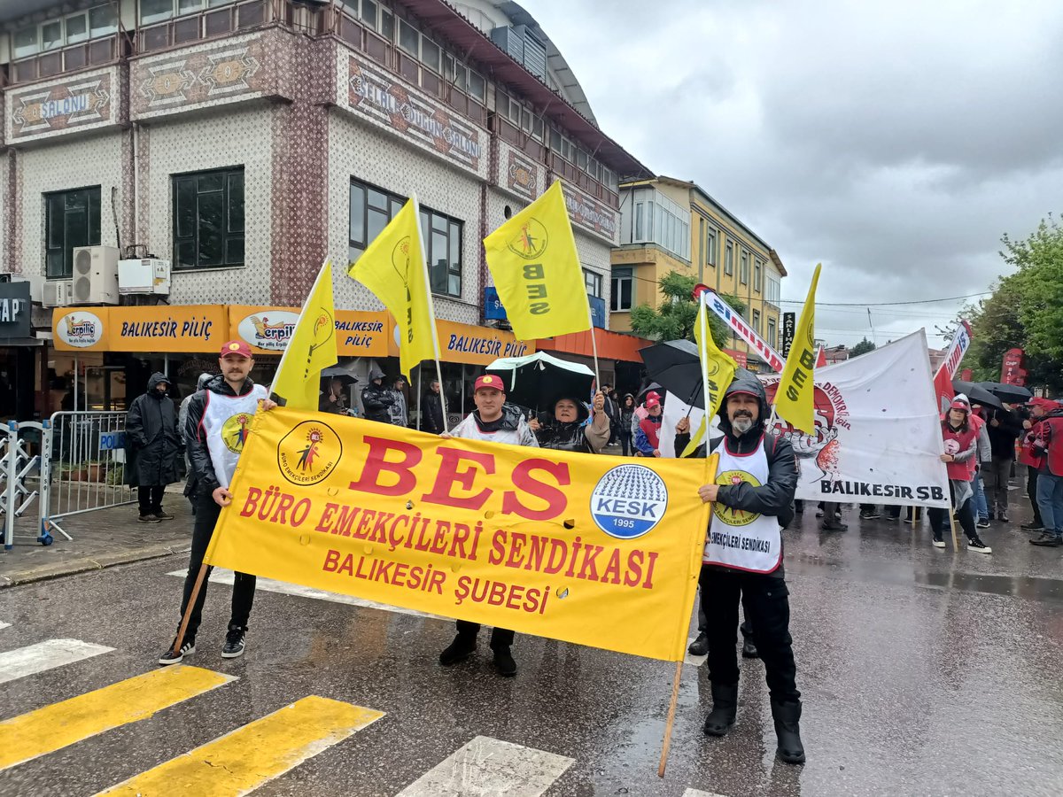 📍Balıkesir

Selam olsun!

Sömürü, kölelik ve baskı düzenine boyun eğmeyenlere,
İşi için, ekmeği için, insanca bir yaşam için,
Çocuklarına onurlu bir gelecek bırakmak için,
Mücadele edenlere, direnenlere selam olsun!

#1Mayıs