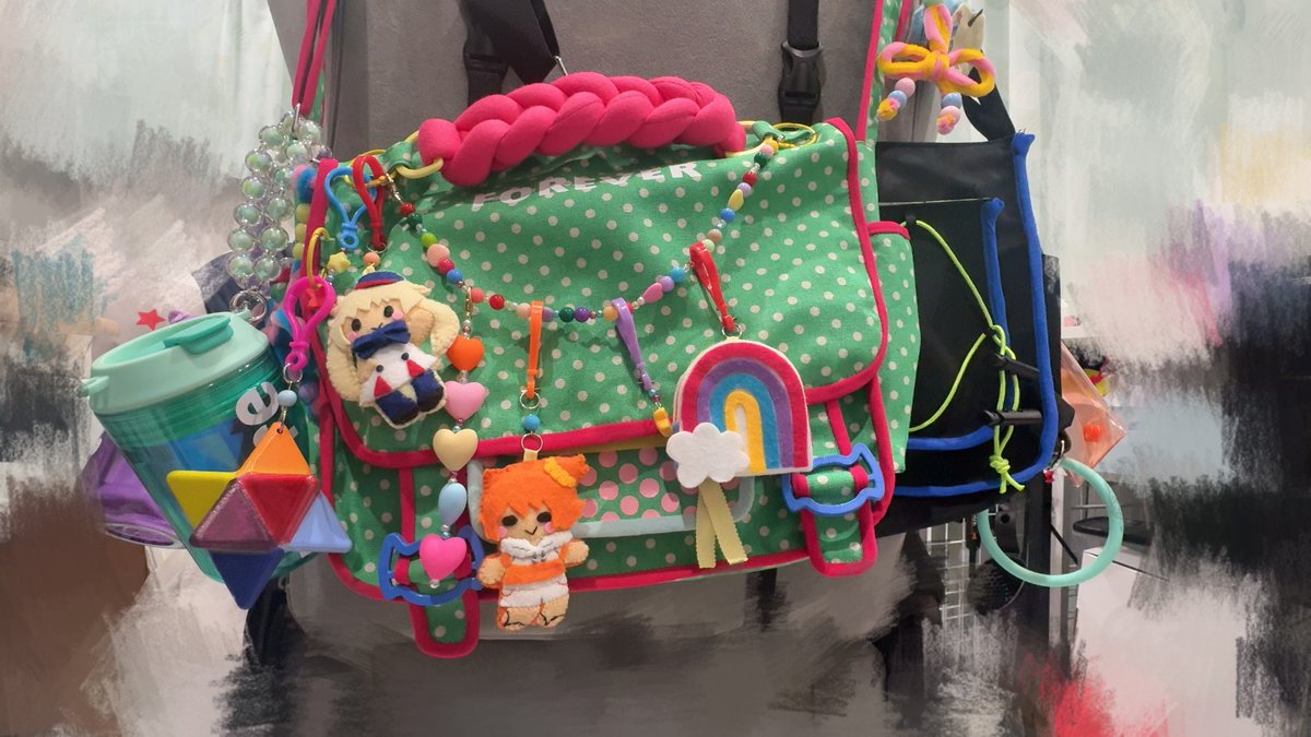日曜参加します！
OVER THE SAME SKY10周年オベロンでいるよ！お揃いのバッグ縫った👜小物類はたそと村長が作ってくれたよ、初出しで写真ないからこの派手なバッグ探してください🤍🧡💙
 #とちアニコスプレ参加表明2026