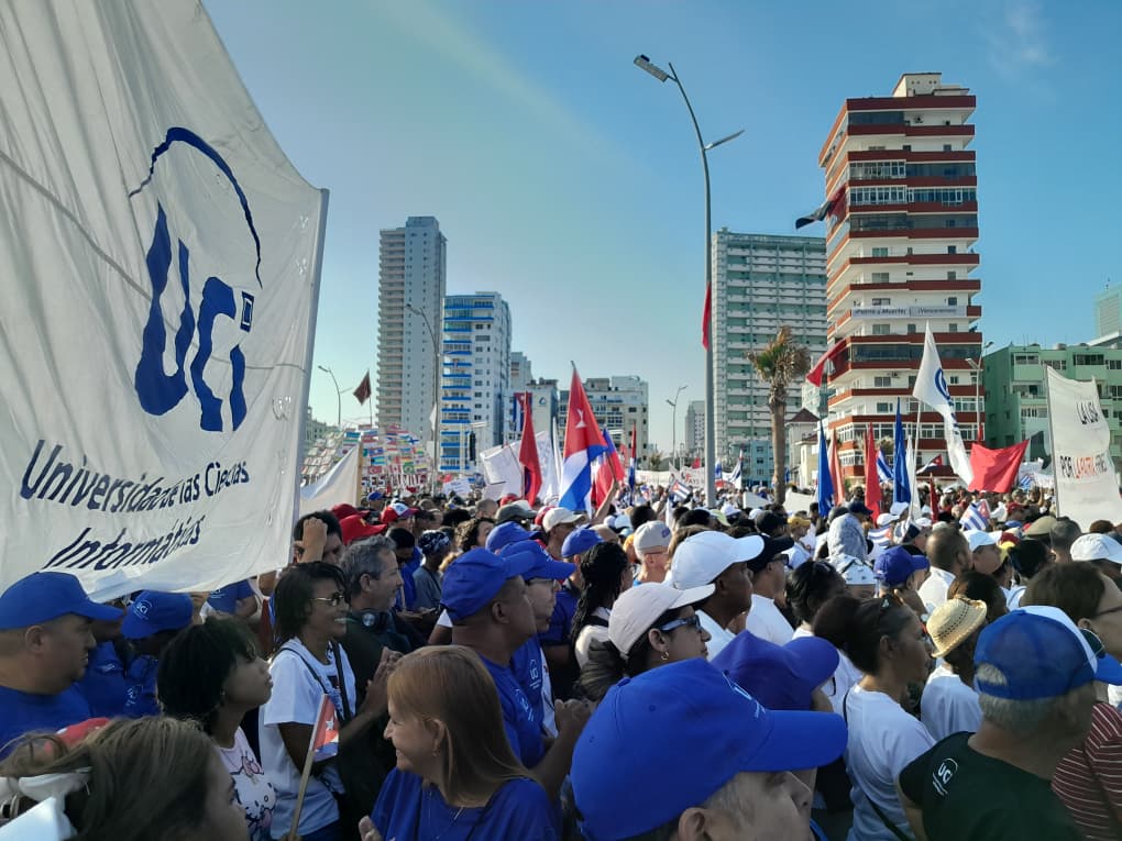 universidad_uci's tweet photo. 📌 #Hoy acudimos al llamado de la #Patria. Celebramos la fiesta de los trabajadores y de todo el pueblo marchando por #Cuba, por la soberanía, por la vida, por la paz y porque #LaPatriaSeDefiende. Ante el bloqueo y las amenazas: ¡#CubaEstáFirme! ♥️🇨🇺
#1Mayo #SomosUCI https://t.co/0pR1B2H8zk