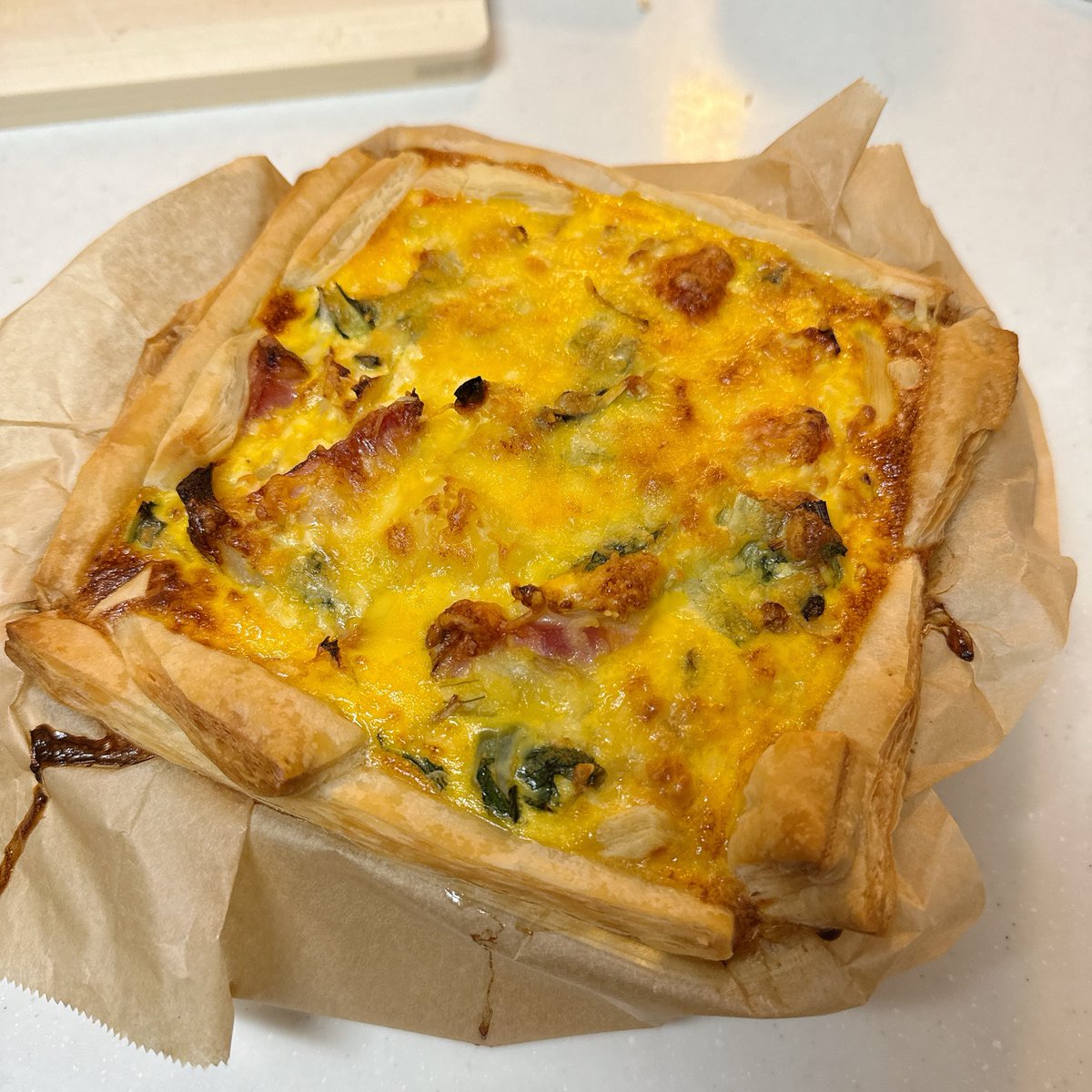 ri_editorsnote's tweet photo. 娘に野菜を切ってもらい
卵と豆腐を混ぜてもらう。

レンチンで柔らかくした野菜を混ぜて
余っていたパイ生地をまわりに差し込む。
最後にチーズをのせてオーブンへ。

これだけで、ヘルシーキッシュの完成！
簡単なのに満足度が高いし
娘も野菜をしっかり食べてくれる◎

#台所育児 https://t.co/B0p6Pu1arl