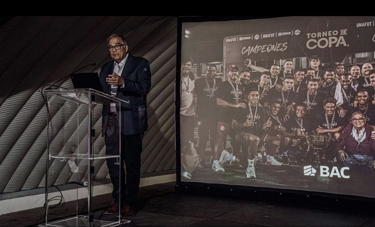 RArtaviaL's tweet photo. Anoche, 30 de abril, celebramos la Asamblea de socios del Deportivo Saprissa en nuestro estadio.

Me dio mucho gusto compartir con nuestros accionistas los Estados Financieros auditados de Saprissa y sus subsidiarias, así como algunos elementos centrales de nuestra estrategia.

Entre los principales anuncios que hicimos están los siguientes:

1. La cancelación total de nuestras deudas con la CCSS, cumpliendo así con la primera prioridad de nuestra administración;

2. Una re-estructuración completa de nuestra deuda financiera gracias al aporte de capital realizado por nuestros socios de Horizonte Morado y a nuestro socio estratégico Banco BAC, que nos mejoró condiciones de plazo y tasa de interés sobre la deuda remanente  y nos otorgó un período de gracia que trae enorme alivio a nuestro flujo de caja;

3. Una ampliación de palcos con un total de 226 sillas en la gradería este de la Cueva;

4. Presentamos a nuestros socios elementos de nuestra estrategia comercial, de divisiones menores y cantera; de relaciones con afición, con la municipalidad y comunidad de Tibás, y de Saprissa como una organización de impacto a través de nuestra Fundación, del Comité de Responsabilidad Social y del despliegue de nuestras academias de formación, acercándonos así a la misión que iniciaron don Roberto Fernández y don Ricardo Saprissa de ofrecer a la niñez y juventud costarricense oportunidades de crecimiento personal y desarrollo integral a través del futbol y nuestra divisa morada;

5. Agradecimos a nuestros socios estratégicos en AR Holdings, PINSA, Banco BAC, y a nuestros socios estratégicos de la oficina de las familias Picado Cozza y Picado Riba, sin cuyo apoyo el despliegue pleno de nuestra estrategia no sería posible;

6. Y presentamos a nuestros socios a todo nuestro equipo ejecutivo, ese maravilloso grupo de profesionales que con mística y compromiso crean las condiciones para que nuestros equipos deportivos compitan y alcancen altas metas de desempeño, al tiempo que desplegamos el sueño y compromiso de don Beto y don Ricardo con la niñez y juventud de Costa Rica.

Y por supuesto, nos enfocanos integralmente en ir a buscar la 41 y muchas más, con base en el trabajo y talento de nuestro equipo y cuerpo técnico, en el despliegue pleno de nuestra estrategia, y a pesar de situaciones de futbol (lesiones, por ejemplo) y obstáculos extra-futbol, que a veces aparecen en nuestro camino.

Terminamos la Asamblea expresando nuestro agradecimiento por la confianza depositada por todos los socios presentes en nuestra junta directiva, y ofreciendo nuestro compromiso de seguir trabajando por esta gran institución que es fuente de pasión, orgullo y sentido de pertenencia para toda nuestra gran afición morada; ancla principal del futbol profesional de Costa Rica; y plataforma sobre la que otros pueden alcanzar su más pleno potencial: desde socios comerciales que nos reconocen como un importante aliado en su gestión, hasta miles de niñas y niños que nos ven como parte esencial de su formación integral y del camino a sus más altos sueños y aspiraciones.

Orgulloso de ser Morado, y feliz de la dirección que llevamos hoy en la institución.