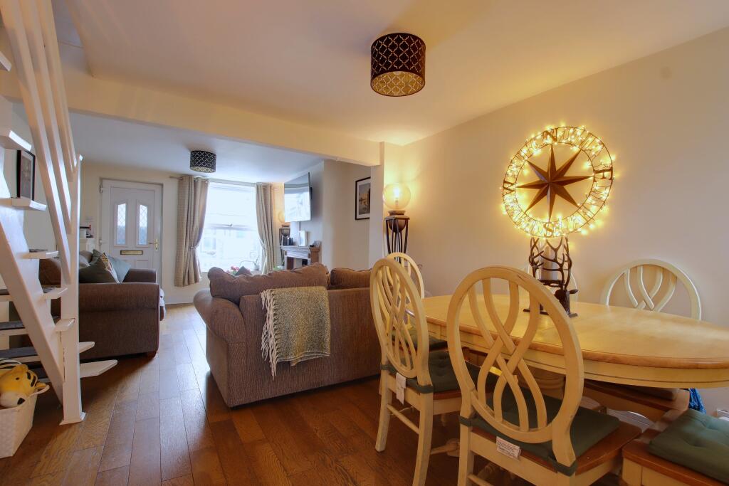 PearsonsEA's tweet image. This older style two bedroom end of terraced #house is ideally located in the heart of #Fareham town centre and within easy reach of Fareham's mainline railway station 

Info- pearsons.com/properties/gor…

Call Pearsons Estate Agents Fareham office 01329 288241