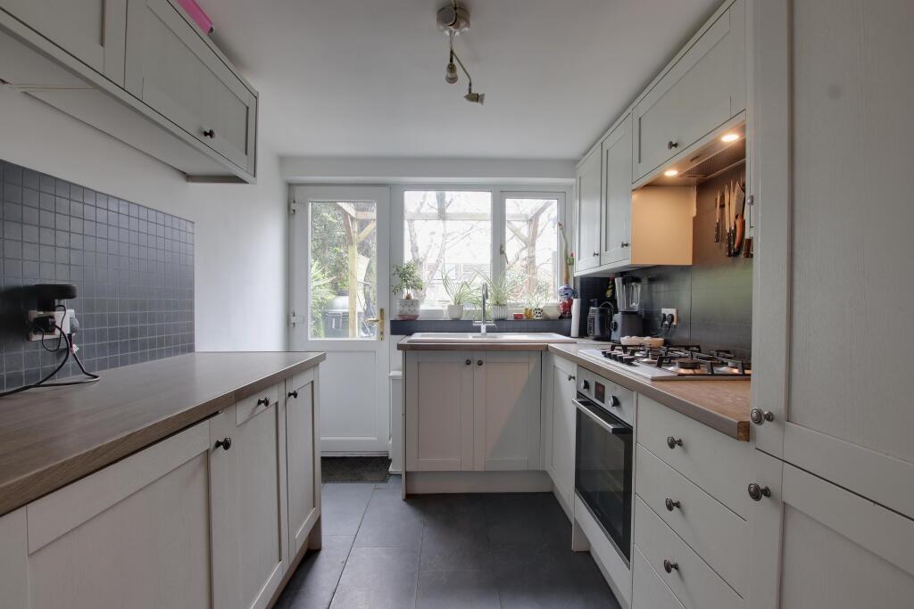PearsonsEA's tweet image. This older style two bedroom end of terraced #house is ideally located in the heart of #Fareham town centre and within easy reach of Fareham's mainline railway station 

Info- pearsons.com/properties/gor…

Call Pearsons Estate Agents Fareham office 01329 288241