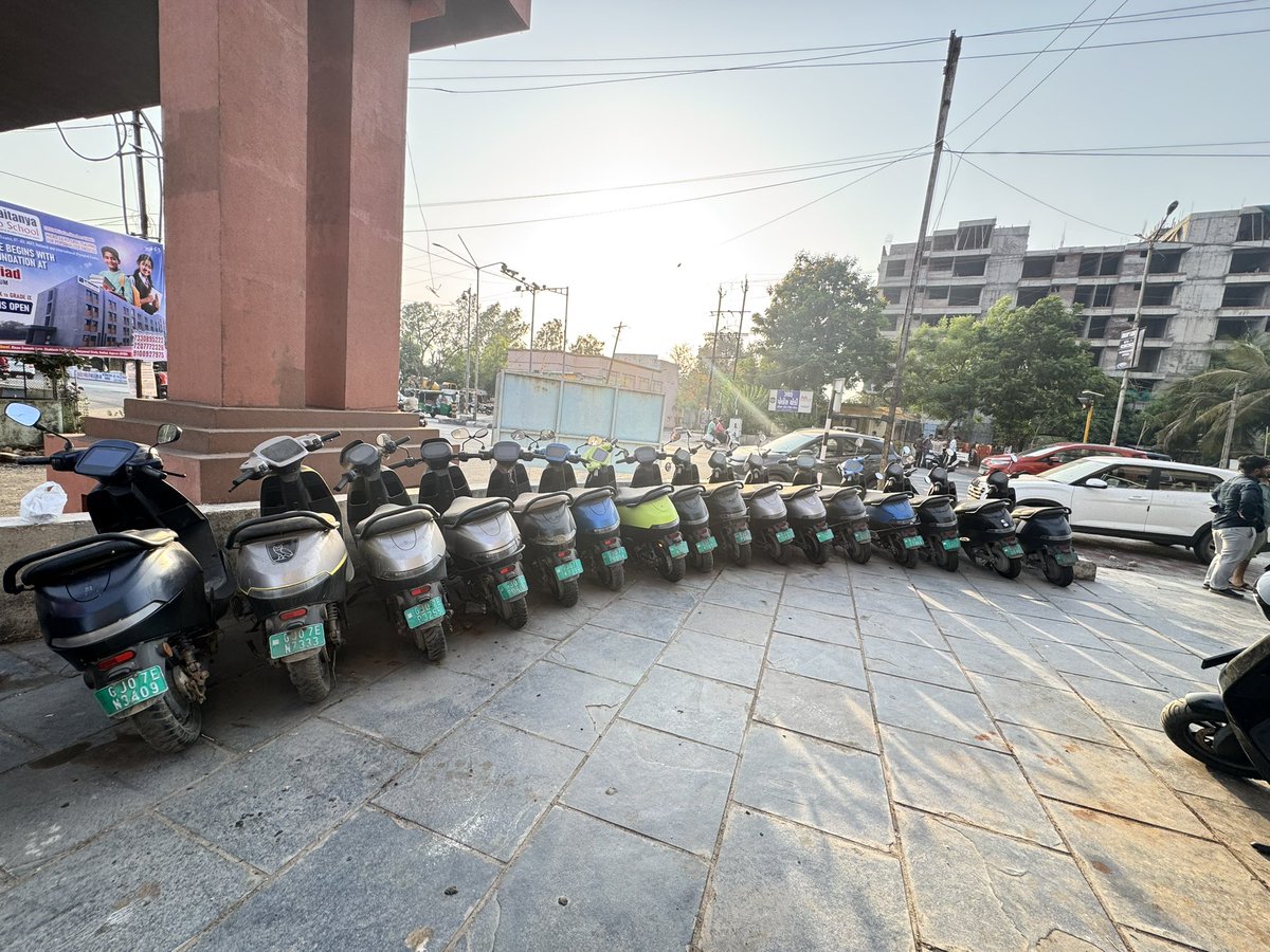 JeetChhatri's tweet photo. @OlaElectric @bhash @jagograhakjago 
@OlaEV_Support @Olacabs 

7 months. Dead scooter. Zero accountability.

Promised a call on 23 Apr—nothing till 1 May.
Ola S1 Pro (2022) stuck since 24 Sept 2025.

₹1.4L paid. No resolution.

How long should a customer wait? Fix this now. https://t.co/tSGuyAvzc5