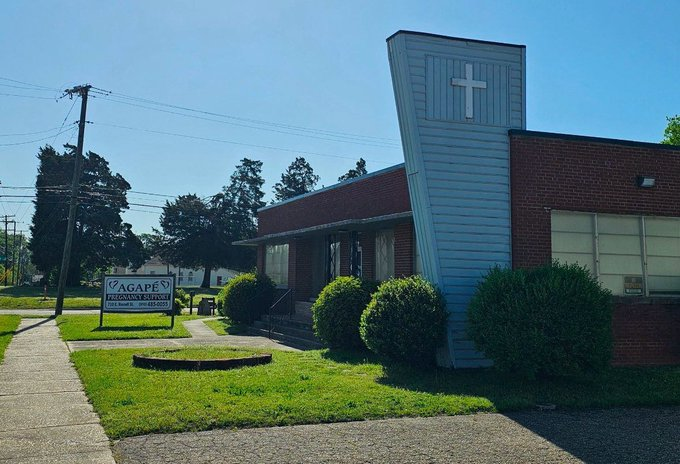 LifeNewsHQ's tweet image. This used to be an abortion clinic.  

A Christian family bought it and turned it into a  pregnancy center.  

Now it saves babies and connects people to God.  

Praise the Lord!