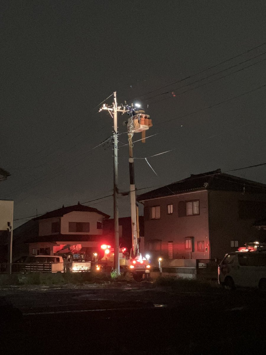 dam_RN23N's tweet photo. 家のすぐ近所の電柱に落雷したらしく停電中💦 https://t.co/Aq8meDqYf3