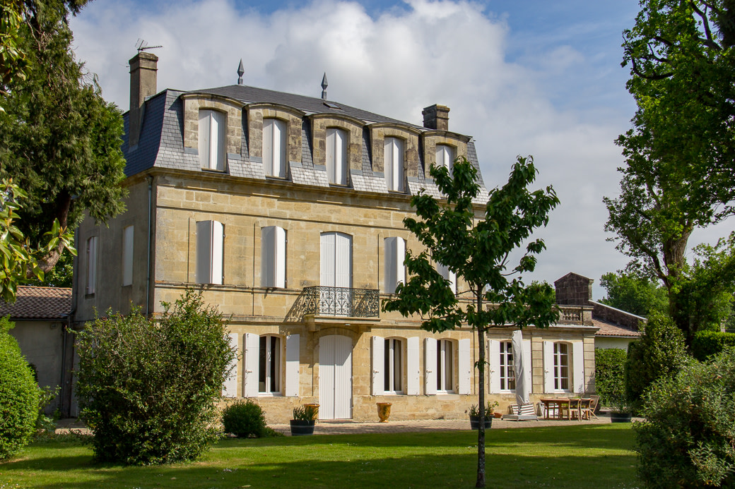 CompassandFork's tweet image. Bordeaux- red or white wine? A Beginner’s Guide to the Wine of Bordeaux bit.ly/2PDtMJj #winelovers #bordeaux  #ttot #traveltuesday