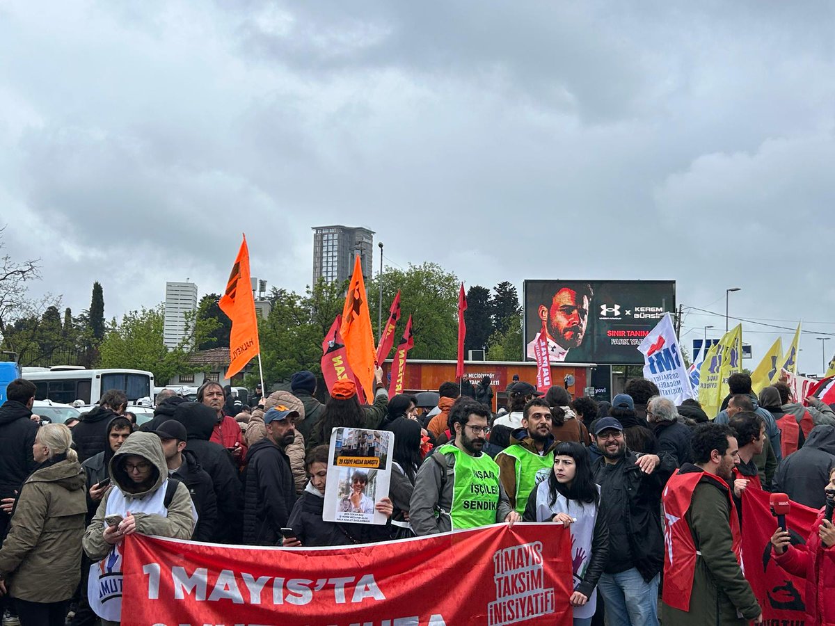 ha1kev1eri's tweet photo. 1 Mayıs Meydanı Taksim Meydanı'dır,
Taksim bizimdir!

Omuz omuza Taksime’e diyen binlerle bugün tüm engellemelere rağmen Mecidiyeköy’de toplanarak Saraya ve yasaklarına karşı 1 Mayıs Taksim iradesini ortaya koyduk.

Mecidiyeköy’de bir kez daha haykırdık: Emperyalizme, NATO’ya, Yoksulluğa Karşı Kavgamızın Bayrağı Halkın Hakları!

Eylem sırasında Genel Başkanımız Nebiye Merttürk, Genel Başkan Yardımcımız Evrim Çakır ve Halkevci yoldaşlarımızla birlikte 400’e yakın kişi gözaltına alındı. Sürecin takipçisiyiz.

Son sözü direneler söyleyecek. Emek, barış ve özgürlük mücadelemizle gelecek!