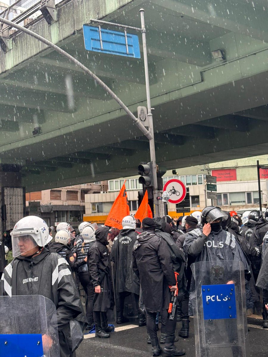 ha1kev1eri's tweet photo. 1 Mayıs Meydanı Taksim Meydanı'dır,
Taksim bizimdir!

Omuz omuza Taksime’e diyen binlerle bugün tüm engellemelere rağmen Mecidiyeköy’de toplanarak Saraya ve yasaklarına karşı 1 Mayıs Taksim iradesini ortaya koyduk.

Mecidiyeköy’de bir kez daha haykırdık: Emperyalizme, NATO’ya, Yoksulluğa Karşı Kavgamızın Bayrağı Halkın Hakları!

Eylem sırasında Genel Başkanımız Nebiye Merttürk, Genel Başkan Yardımcımız Evrim Çakır ve Halkevci yoldaşlarımızla birlikte 400’e yakın kişi gözaltına alındı. Sürecin takipçisiyiz.

Son sözü direneler söyleyecek. Emek, barış ve özgürlük mücadelemizle gelecek!