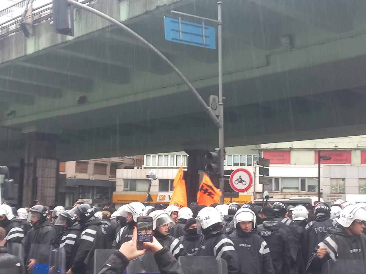 ha1kev1eri's tweet photo. 1 Mayıs Meydanı Taksim Meydanı'dır,
Taksim bizimdir!

Omuz omuza Taksime’e diyen binlerle bugün tüm engellemelere rağmen Mecidiyeköy’de toplanarak Saraya ve yasaklarına karşı 1 Mayıs Taksim iradesini ortaya koyduk.

Mecidiyeköy’de bir kez daha haykırdık: Emperyalizme, NATO’ya, Yoksulluğa Karşı Kavgamızın Bayrağı Halkın Hakları!

Eylem sırasında Genel Başkanımız Nebiye Merttürk, Genel Başkan Yardımcımız Evrim Çakır ve Halkevci yoldaşlarımızla birlikte 400’e yakın kişi gözaltına alındı. Sürecin takipçisiyiz.

Son sözü direneler söyleyecek. Emek, barış ve özgürlük mücadelemizle gelecek!