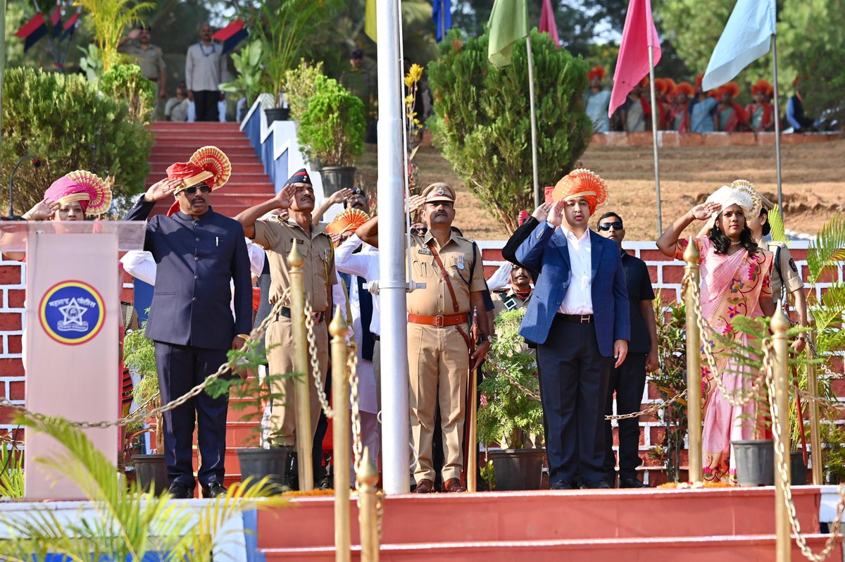 meNeeleshNRane's tweet photo. 📍 सिंधुदुर्गनगरी | १ मे २०२६.
प्रिय अमुचा एक महाराष्ट्र देश हा!!
महाराष्ट्र राज्याच्या ६७ व्या स्थापना दिनानिमित्त जिल्हा मुख्यालय, सिंधुदुर्गनगरी येथे मत्स्य व्यवसाय व बंदरे विकास मंत्री तथा सिंधुदुर्ग जिल्ह्याचे पालकमंत्री मा. श्री. नितेशजी राणे साहेब यांच्या हस्ते शासकीय ध्वजारोहण सोहळा अत्यंत उत्साहपूर्ण वातावरणात पार पडला तसेच विविध क्षेत्रांत उल्लेखनीय कार्य करणाऱ्या अधिकारी व कर्मचाऱ्यांचा तसेच क्रीडा, महिला व बालविकास आदी विभागातील मान्यवरांचा सन्मान करून त्यांच्या कार्याचा गौरव करण्यात आला.
या कार्यक्रमास जिल्हाधिकारी सौ. तृप्ती धोडमिसे, जिल्हा परिषद अध्यक्ष श्री. प्रमोद कामत, जिल्हा पोलीस अधीक्षक श्री. मोहन दहिकर, भाजपा जिल्हाध्यक्ष श्री. प्रभाकर सावंत तसेच इतर मान्यवर उपस्थित होते.