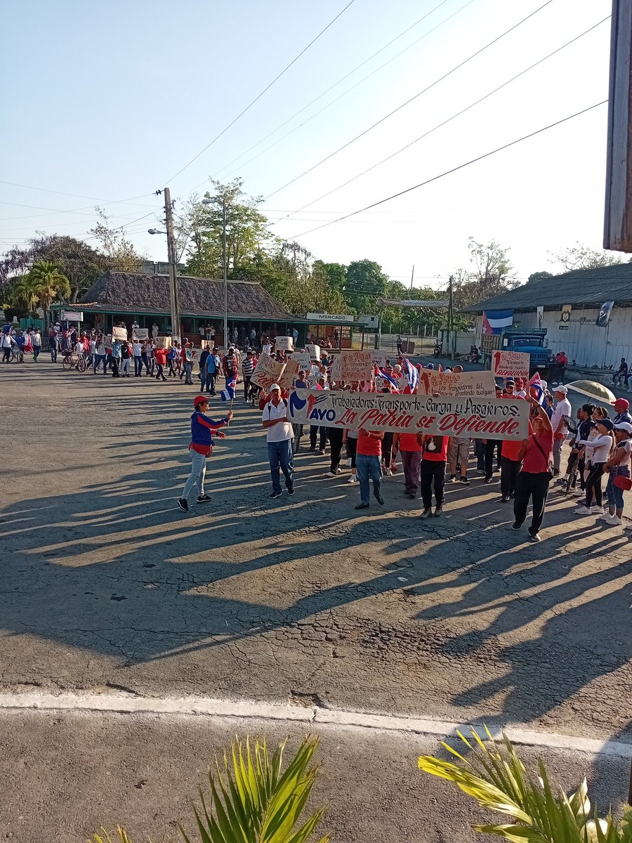 Desde #Guane #LaPatriaSeDefiende Como lo prometimos hoy #1roDeMayo  los cubanos dignos estamos en la plaza guantera  en defensa de la Patria,de las conquistas logradas  #PinardelRío
