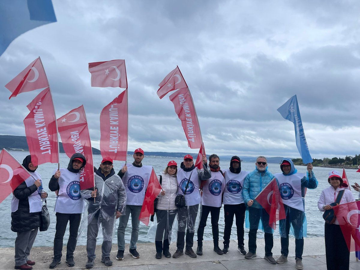 teskaracabey's tweet photo. Vazgeçilmez yeminle…

1 MAYIS EMEK VE DAYANIŞMA GÜNÜ KUTLU OLSUN!

Türkiye Sevdamız, Ekmek İçin Kavgamız! https://t.co/VTOLAEw0zh