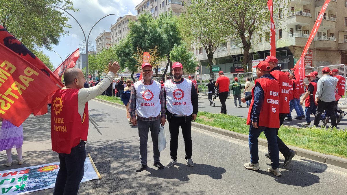 diskgidais's tweet photo. Diyarbakır'da Gıda işçileri 1 Mayıs alanından seslendi
Taşeron çalışma değil
Güveneceli çalışma hakkı için
Yaşasın #1Mayıs Mayıs

📍Diyarbakır https://t.co/4DKWzhpT5i