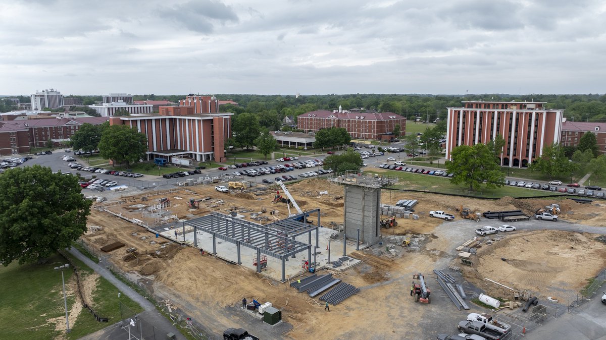 murraystateuniv's tweet photo. Great progress is being made on our new Housing and Learning commons, which will include student housing, a learning center with study areas, meeting rooms, food service and more! Thank you to the Kentucky legislature for their funding support! #RacersMovingForward https://t.co/RgCh6nOUvj