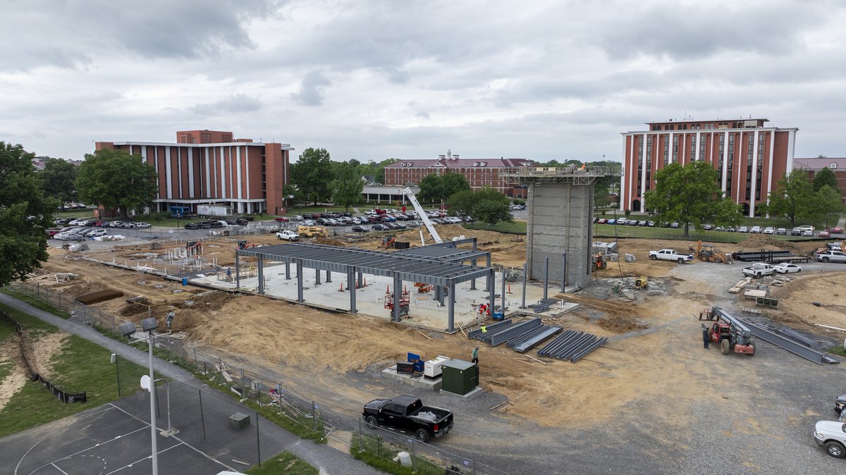 murraystateuniv's tweet photo. Great progress is being made on our new Housing and Learning commons, which will include student housing, a learning center with study areas, meeting rooms, food service and more! Thank you to the Kentucky legislature for their funding support! #RacersMovingForward https://t.co/RgCh6nOUvj