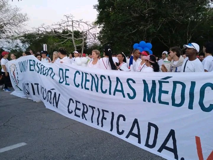 Nuestra universidad presente en el desfile
Con pasos firmes, banderas en alto y mucho orgullo, nuestra comunidad universitaria dice presente en el desfile.Qué emoción ver a estudiantes, docentes y personal, mostrando que la universidad está más viva que nunca
#LaPatriaSeDefiende