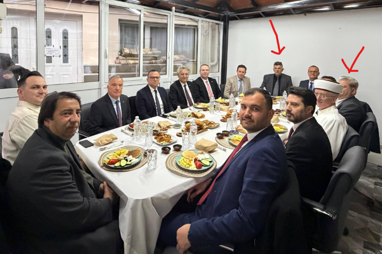Σε δημοσίευση του τουρκικου προξενείου κομοτηνής, ο Μπουρχάν Μπαράν του ΠΑΣΟΚ (με άδεια του Ανδρουλάκη) και ο Χουσειν Ζειμπεκ του Τσίπρα σε λίγο καιρό
Μπορεί να μας πει καποιος απο το ΠΑΣΟΚ, πως ο Μπουρχάν Μπαράν σας κάνει ότι θέλει;
Ξέρει τους λόγους για τους οποίους