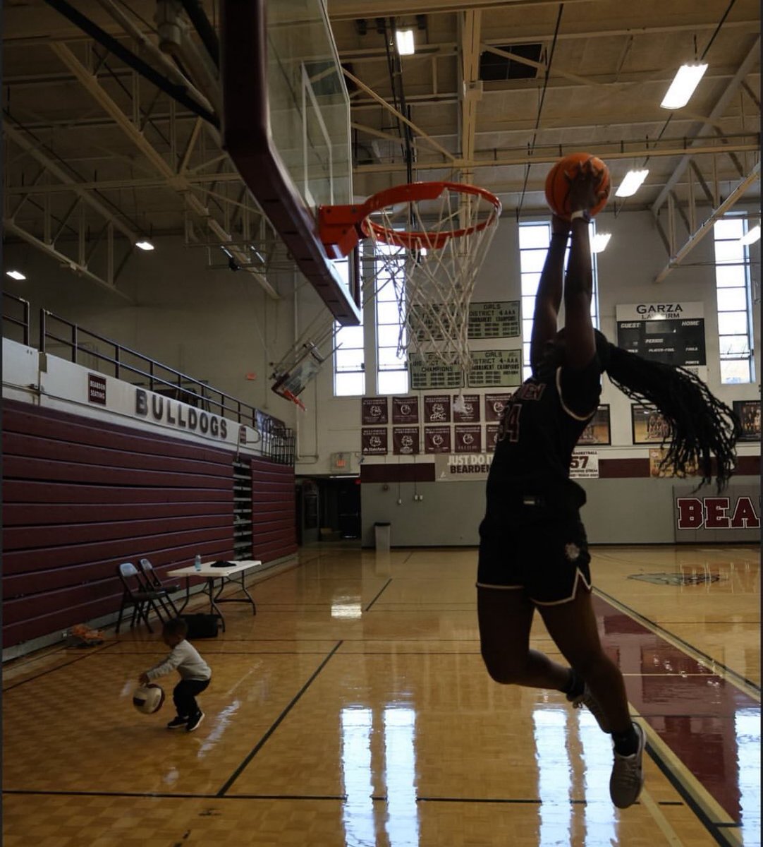 BHSLadyBulldogs's tweet photo. We want to wish a very Happy 1️⃣8️⃣th Birthday 🥳🎂 to BHS Senior @TheolaMills33! We hope you have the best day Theola! #gobulldogs #BFL https://t.co/XU8pprjc43