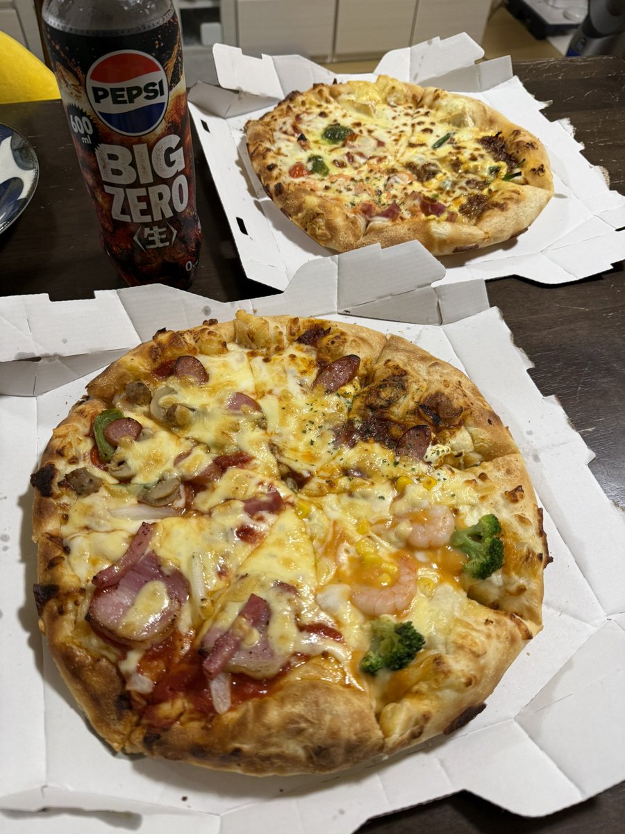 特に休みないけどGWの空気にあてられて
贅沢にピザ〜🍕
チーズ増し最高🧀