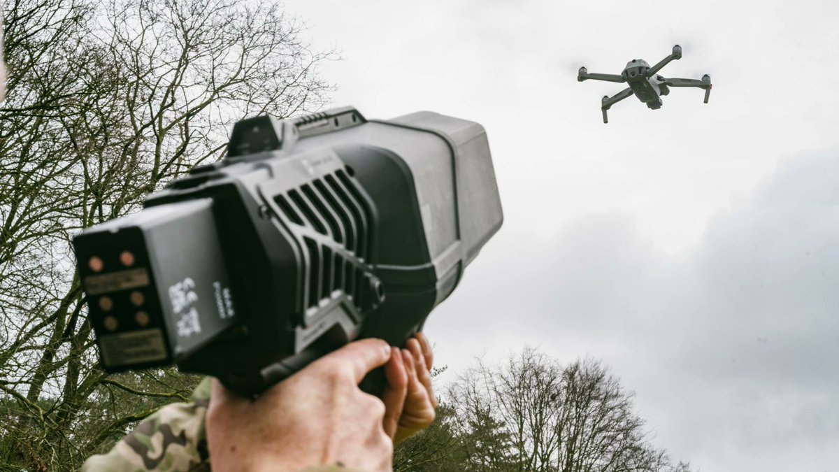 BelgiumDefence's tweet photo. Door de lopende conflicten evolueren drones voortdurend. Ook de Landmacht innoveert voortdurend, samen met de industrie en de academische wereld, om drones sneller, flexibeler en nauwkeuriger te maken https://t.co/hfOu5TihXr https://t.co/QcnBAfYi2I
