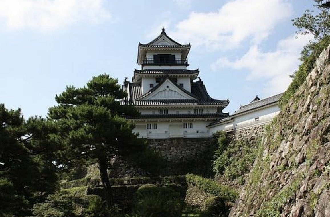 【GWは高知旅行が大正解だった】
① 岡山から特急南風で2.5時間（吉野川の峡谷美に圧倒されて一瞬）
② GWの朝はスタバより「日曜市」。揚げたてのいも天が正義（5度目）
③ まるで宇宙船？海底10mの別世界「足摺海底館」がエモすぎる
④ 昼から飲める聖地「ひろめ市場」の藁焼きタタキがレベチ
⑤
