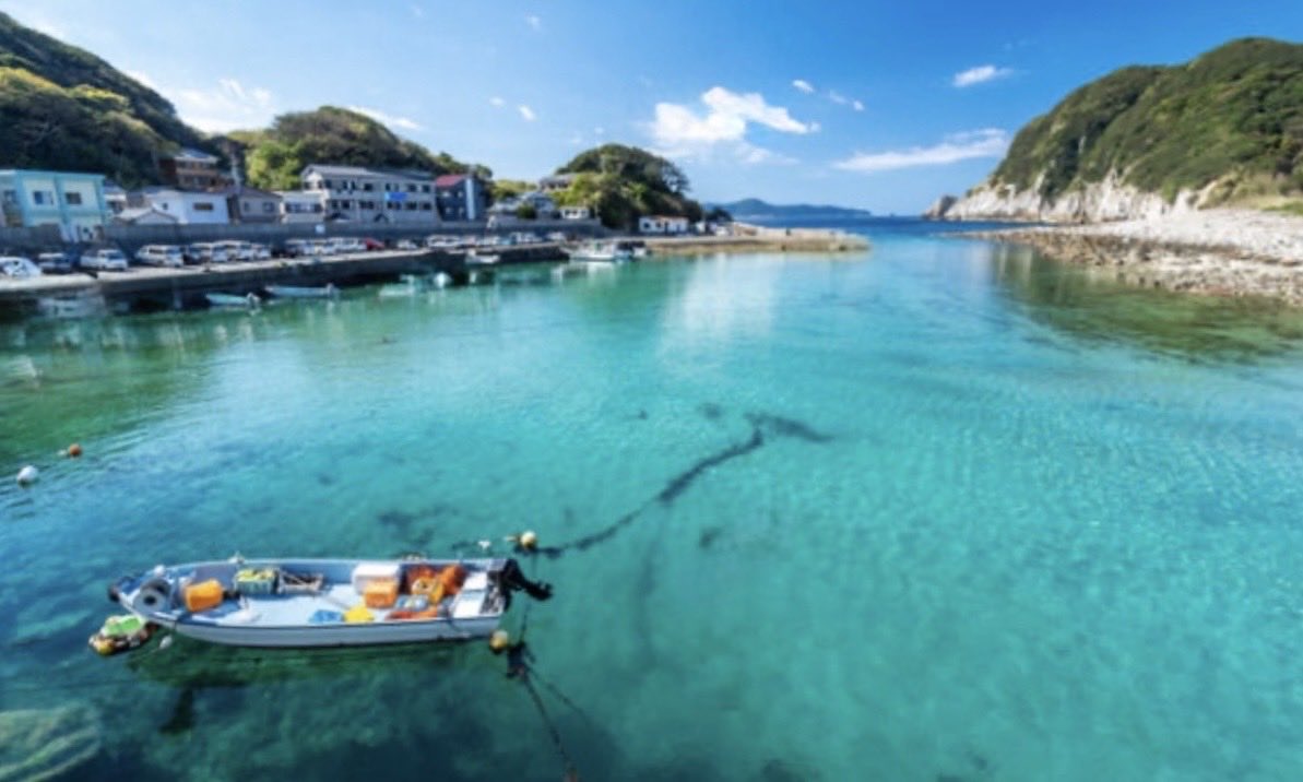 Kamemi_jp's tweet photo. 【GWは高知旅行が大正解だった】
① 岡山から特急南風で2.5時間（吉野川の峡谷美に圧倒されて一瞬）
② GWの朝はスタバより「日曜市」。揚げたてのいも天が正義（5度目）
③ まるで宇宙船？海底10mの別世界「足摺海底館」がエモすぎる
④ 昼から飲める聖地「ひろめ市場」の藁焼きタタキがレベチ
⑤ 龍馬も眺めた（？）浦戸湾を一望できる展望露天サウナ
⑥ 奇跡の清流　仁淀ブルーの聖地「にこ淵」が無料（青すぎて語彙力失う）

父と母の古希祝いで四国を巡ってますが、徳島ルートはやめて、高知県柏島へ。「船が宙に浮いて見える」と話題の絶景スポットです。

今回行ってよかったトコをツリーに↓