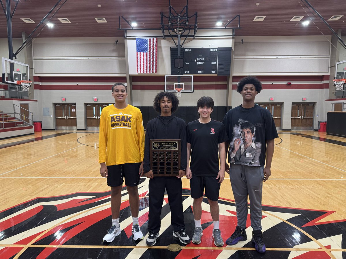 showtimee_b's tweet photo. 2026’ jr season earned-
2nd team all district
All district academic 
Warrior award (hustle, defensive, passionate player) 
Best free throw percentage (75%) https://t.co/9sKH9VMfMg